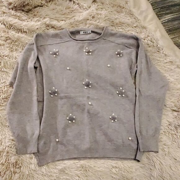 Beautiful M&V soft gray sweater with pearl detail - Picture 1 of 8